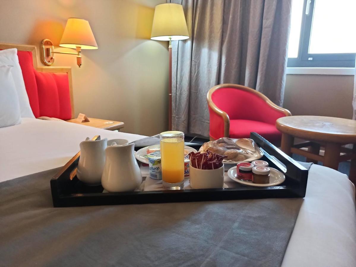 Hotel Mercure Alger Aeroport Dar el Beïda Kültér fotó Room service tray
