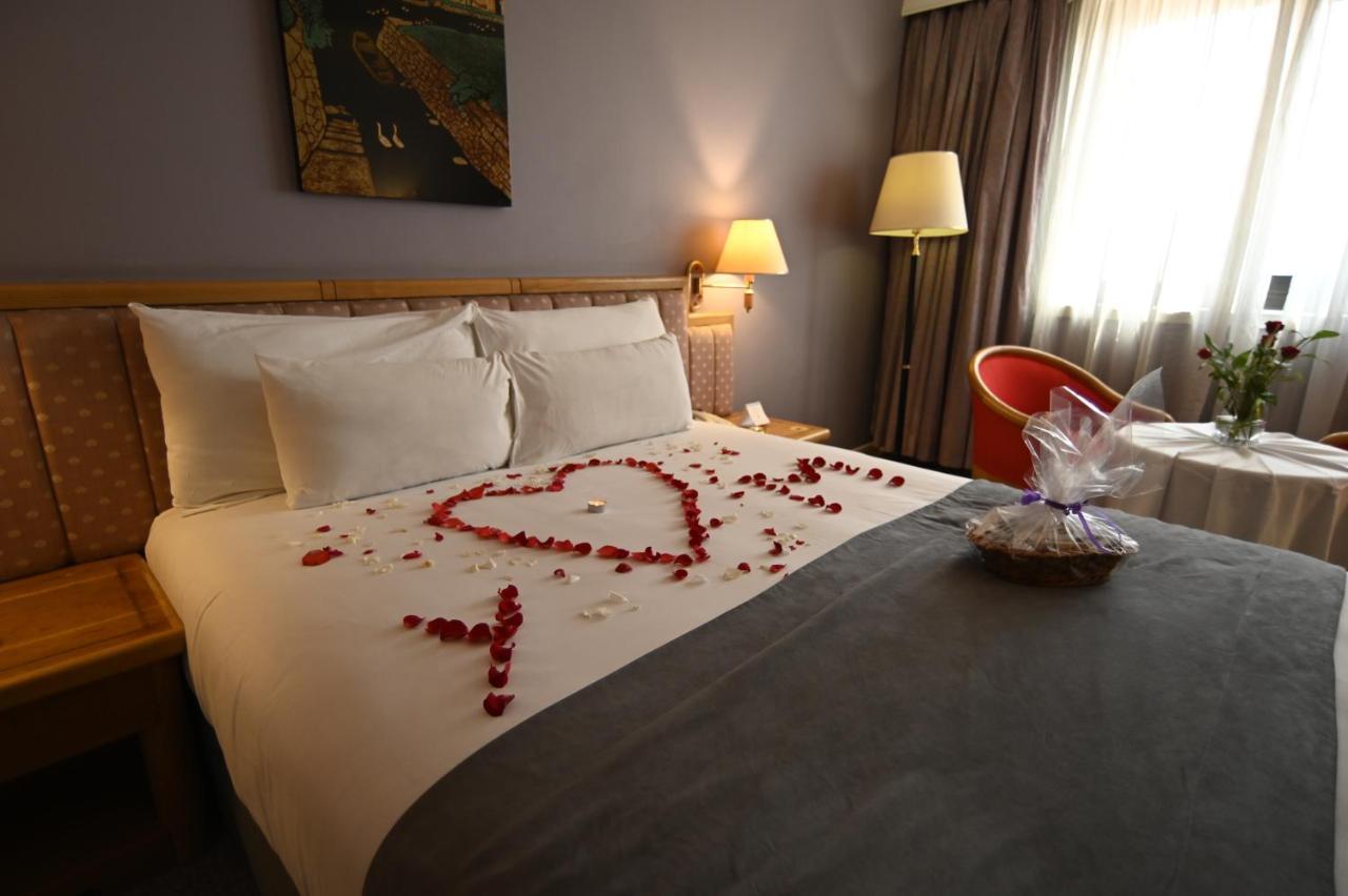 Hotel Mercure Alger Aeroport Dar el Beïda Kültér fotó A bedroom at the hotel