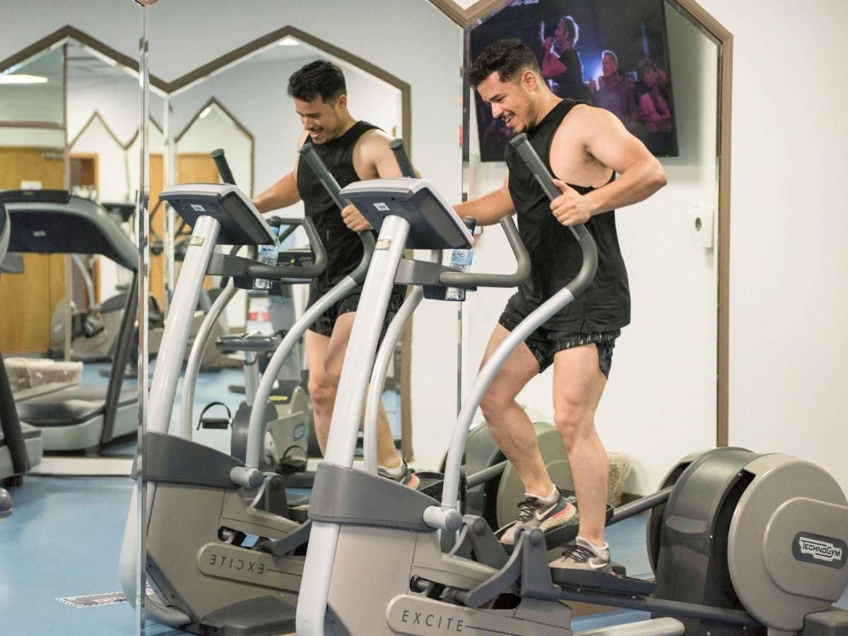 Hotel Mercure Alger Aeroport Dar el Beïda Kültér fotó A man using a cross trainer