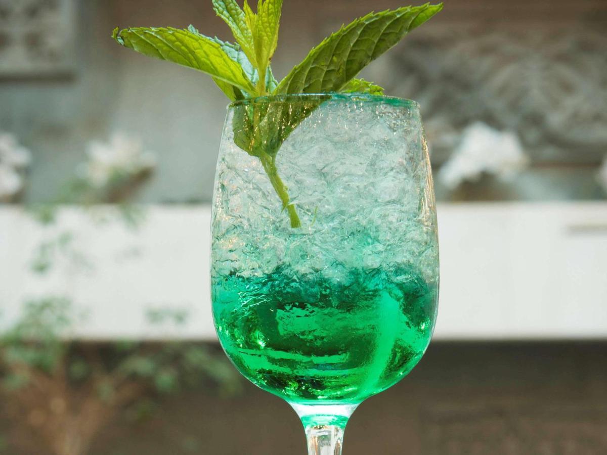 Hotel Mercure Alger Aeroport Dar el Beïda Kültér fotó A glass of green absinthe soda