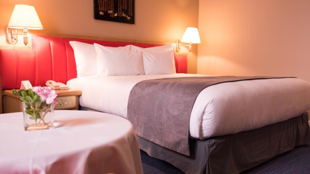 Hotel Mercure Alger Aeroport Dar el Beïda Kültér fotó A bed with a bed runner