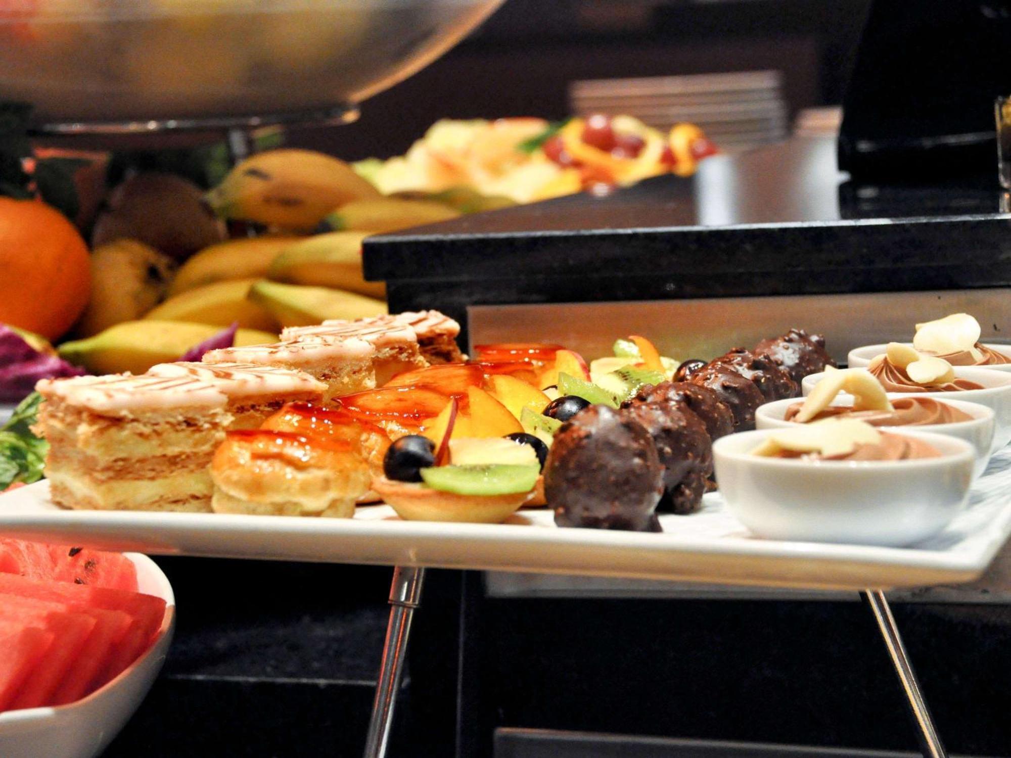 Hotel Mercure Alger Aeroport Dar el Beïda Kültér fotó A selection of desserts