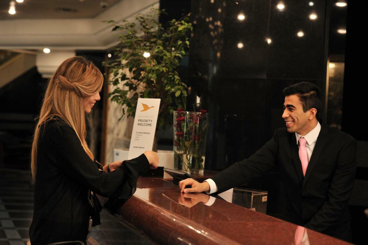 Hotel Mercure Alger Aeroport Dar el Beïda Kültér fotó A hotel receptionist