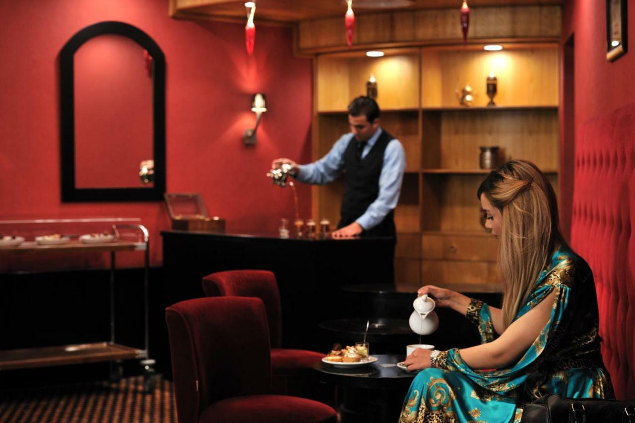 Hotel Mercure Alger Aeroport Dar el Beïda Kültér fotó A hotel butler serving tea