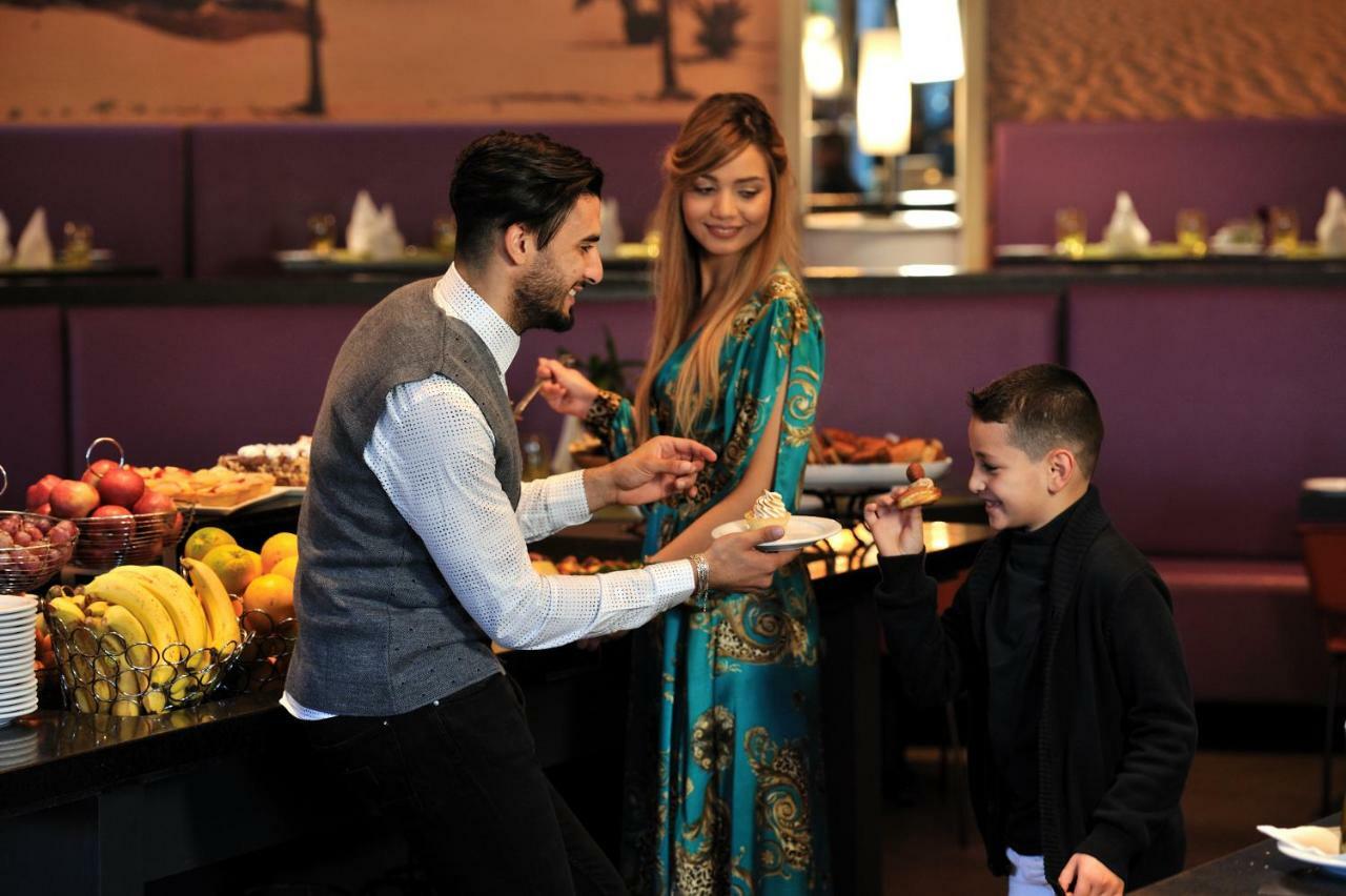 Hotel Mercure Alger Aeroport Dar el Beïda Kültér fotó A waiter serving a family