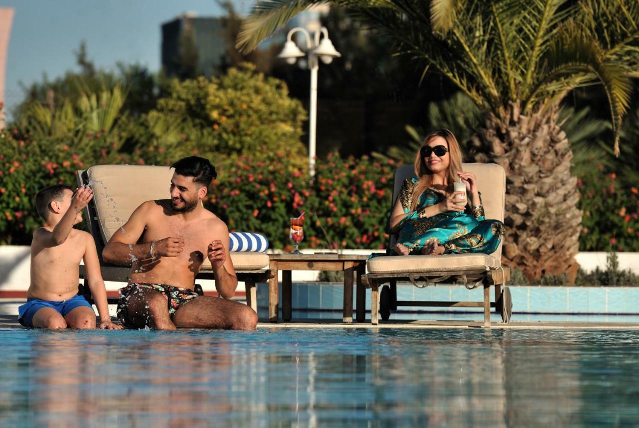 Hotel Mercure Alger Aeroport Dar el Beïda Kültér fotó A family at a pool in Dubai