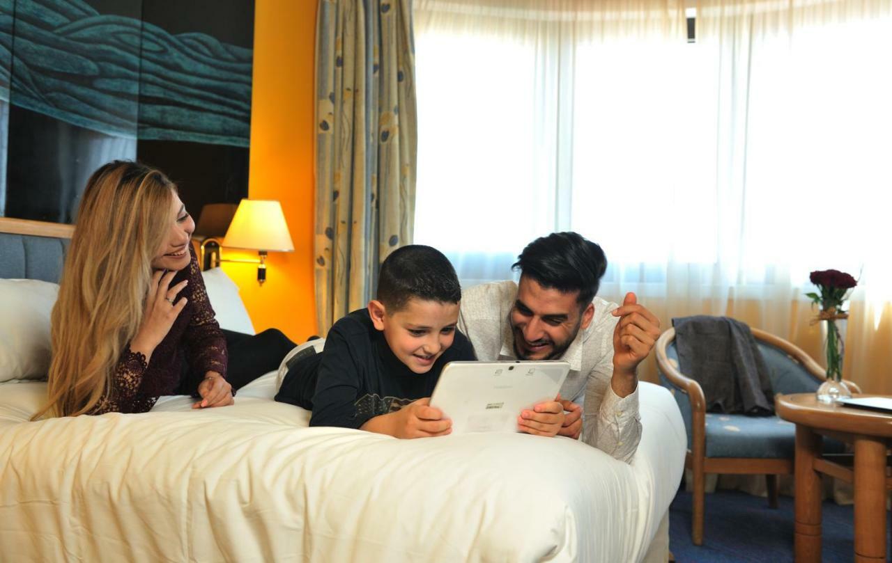 Hotel Mercure Alger Aeroport Dar el Beïda Kültér fotó Family using a tablet