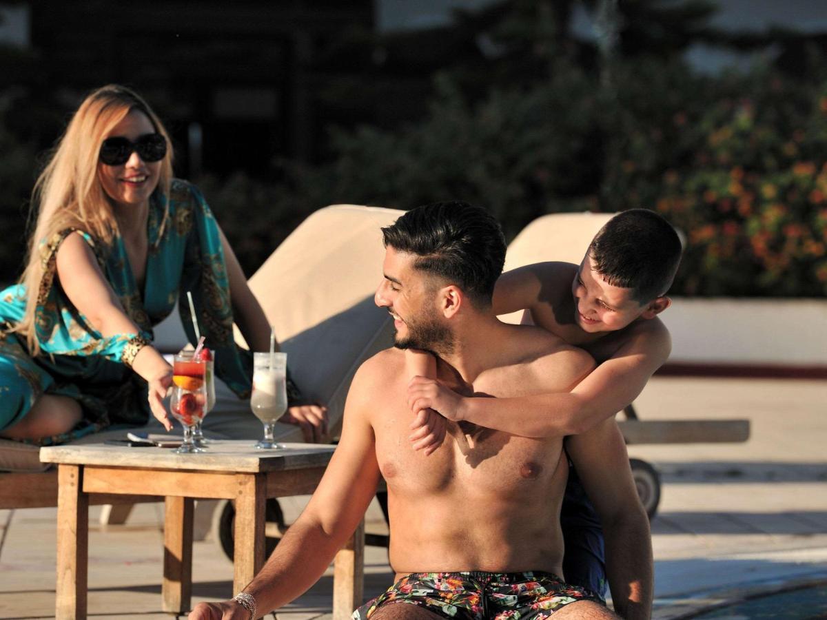 Hotel Mercure Alger Aeroport Dar el Beïda Kültér fotó A gay couple